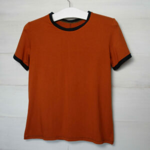 T-Shirt aus Bambus- Jersey terracotta mit schwarzen Akzenten