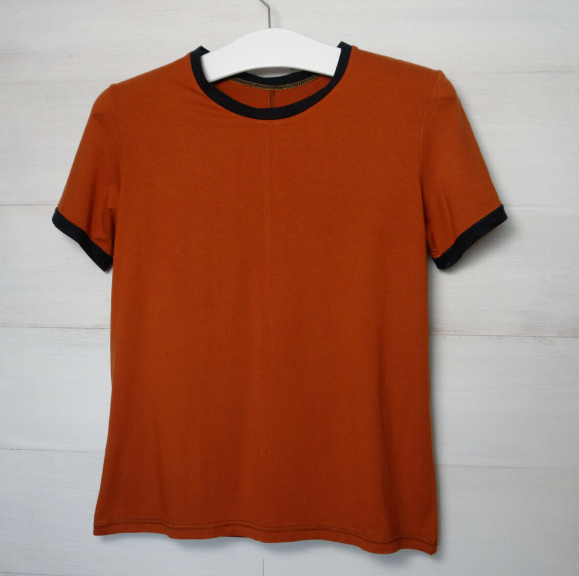 T-Shirt aus Bambus- Jersey terracotta mit schwarzen Akzenten
