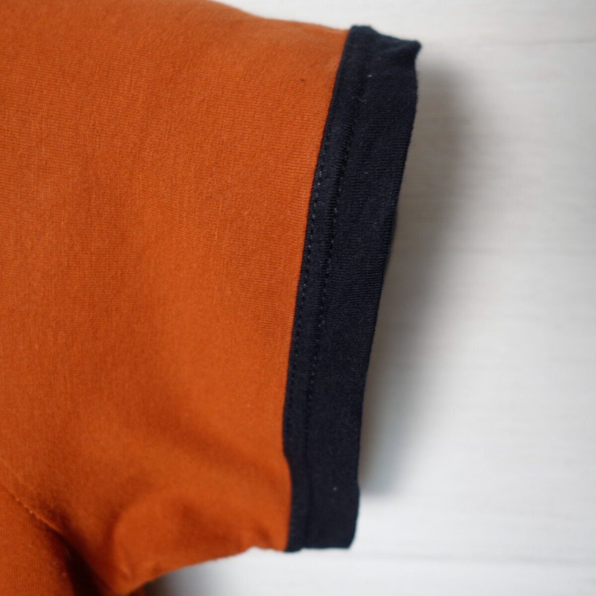 T-Shirt aus Bambus- Jersey terracotta mit schwarzen Akzenten
