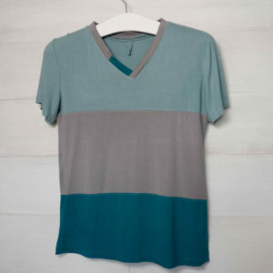 T-Shirt aus Tencel und Bambus-Jersey in petrol/ grau quer gestreift