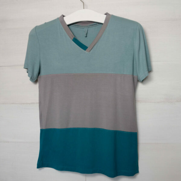 T-Shirt aus Tencel und Bambus-Jersey in petrol/ grau quer gestreift