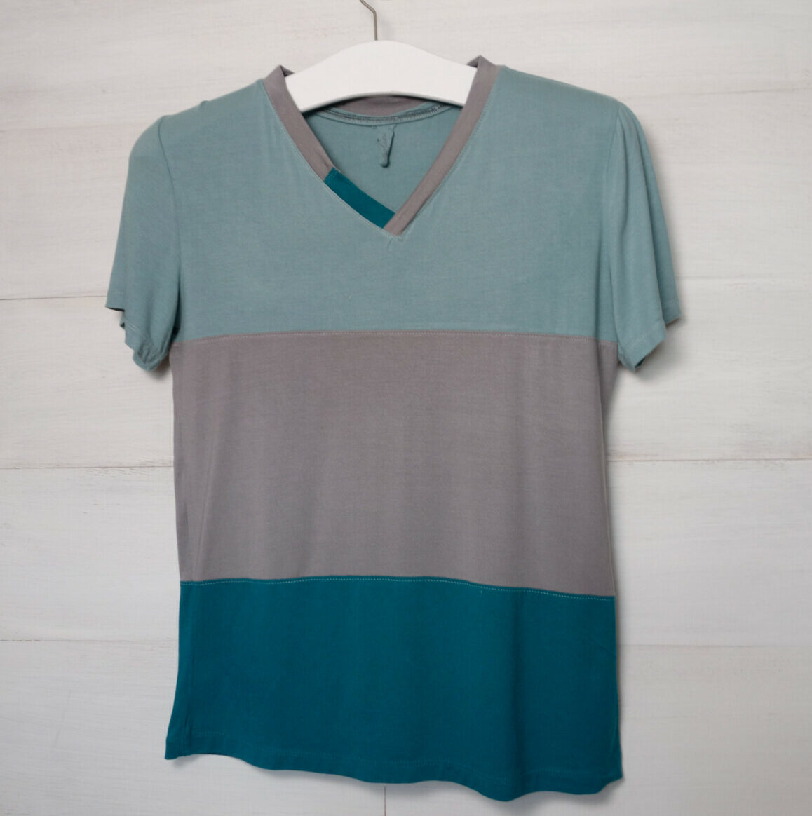 T-Shirt aus Tencel und Bambus-Jersey in petrol/ grau quer gestreift