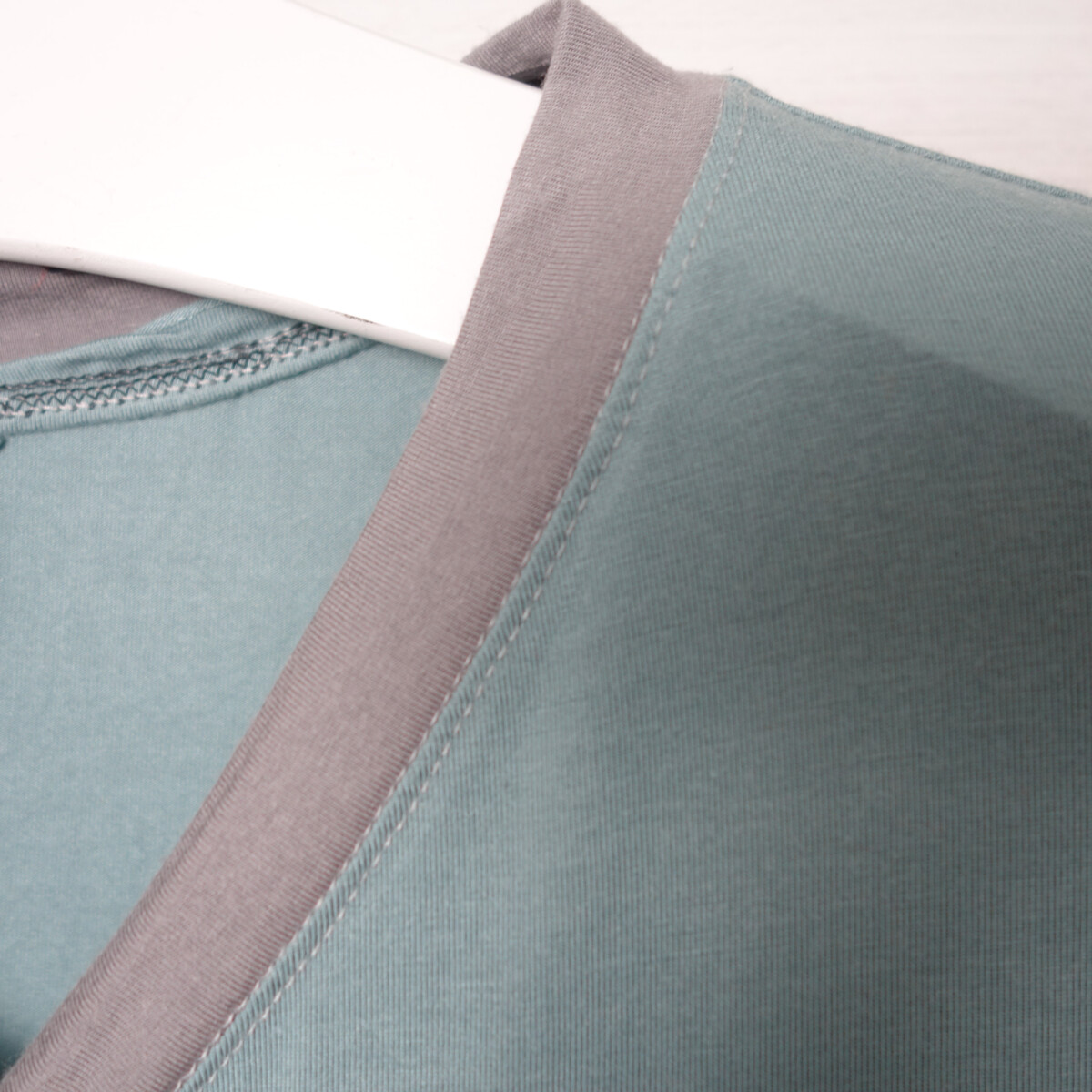T-Shirt aus Tencel und Bambus-Jersey in petrol/ grau quer gestreift