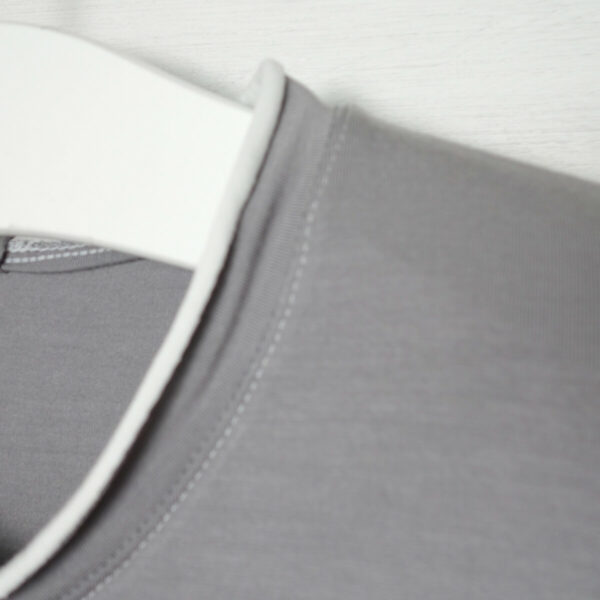 T-Shirt aus Tencel grau / weiß – Bild 2