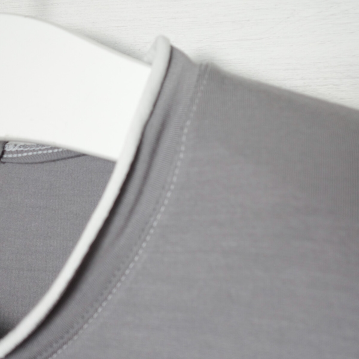 T-Shirt aus Tencel grau / weiß