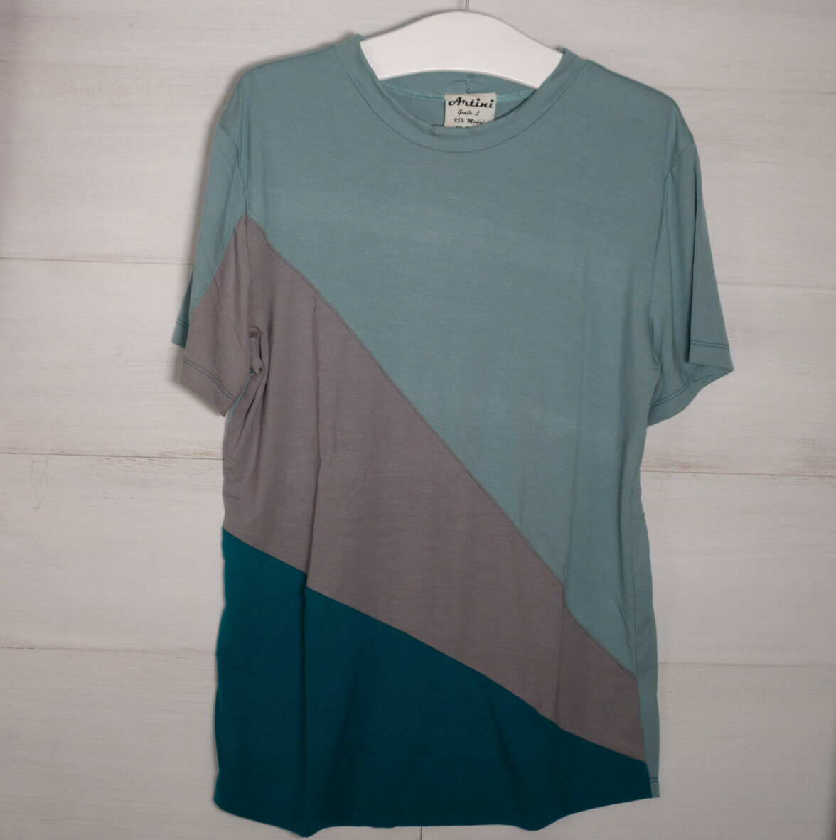 T-Shirt aus Tencel und Bambus-Jersey in petrol/ grau diagonal gestreift
