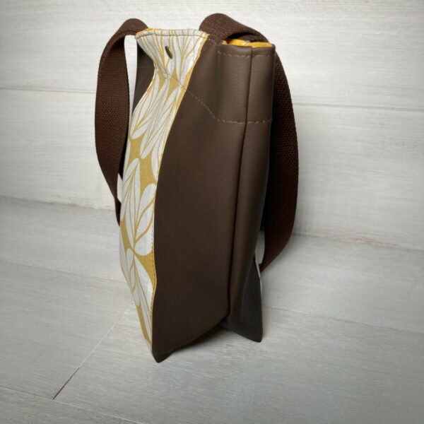 Schultertasche braun/ gelb – Bild 3