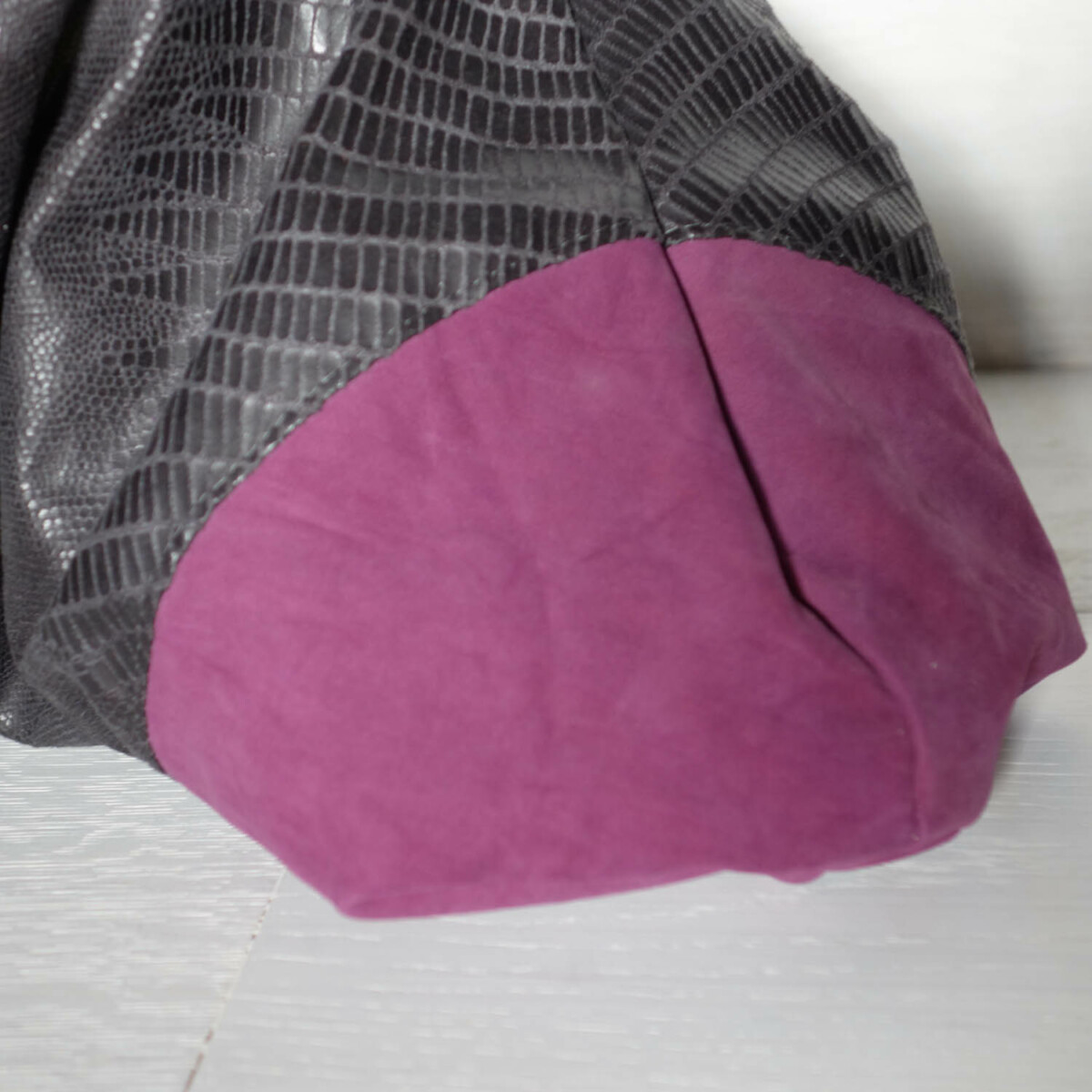 Schultertasche schwarz-lila