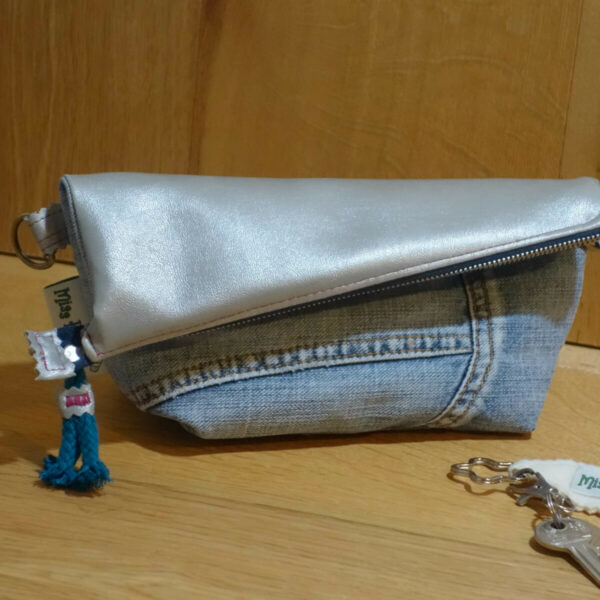 Upcycling Clutch silber-Jeans – Bild 3