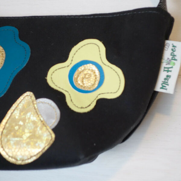 Upcycling Schultertasche mit Blumen – Bild 2