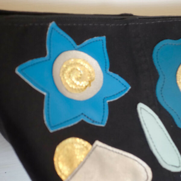 Upcycling Schultertasche mit Blumen – Bild 3