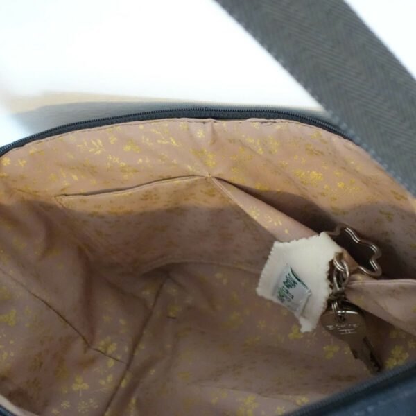 Upcycling Schultertasche mit Blumen – Bild 4