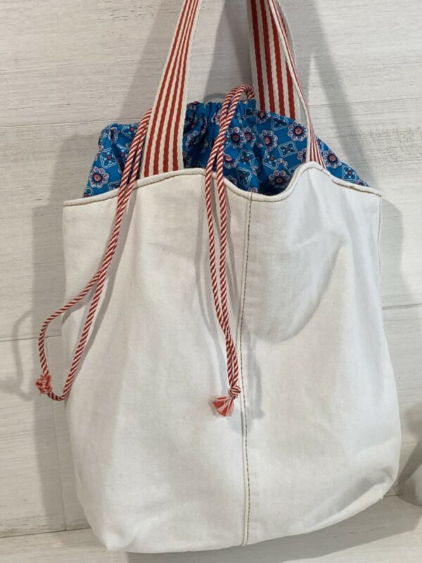 Upcycling Schultertasche weiß/rot – Bild 2