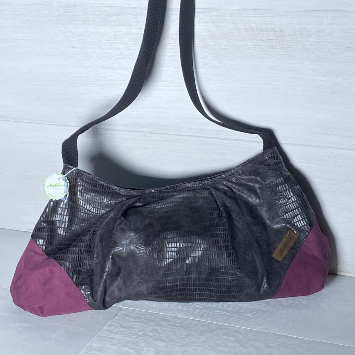 Schultertasche schwarz-lila