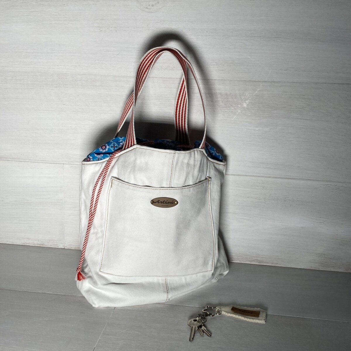 Upcycling Schultertasche weiß/rot
