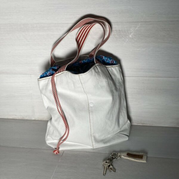 Upcycling Schultertasche weiß/rot – Bild 3