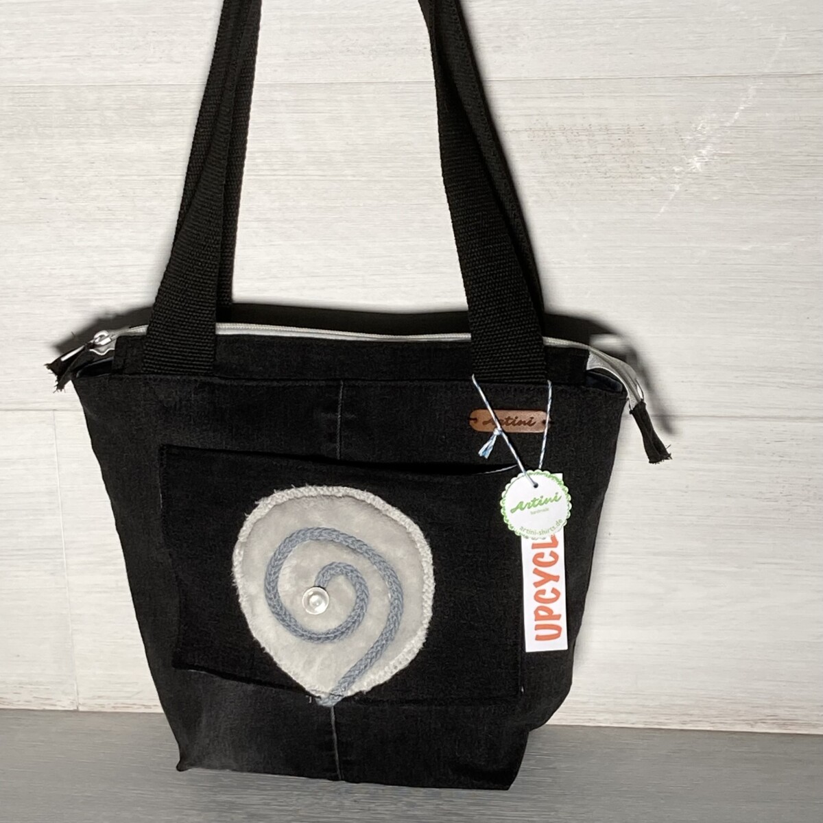 Upcycling Schultertasche Kreisel/ schwarz