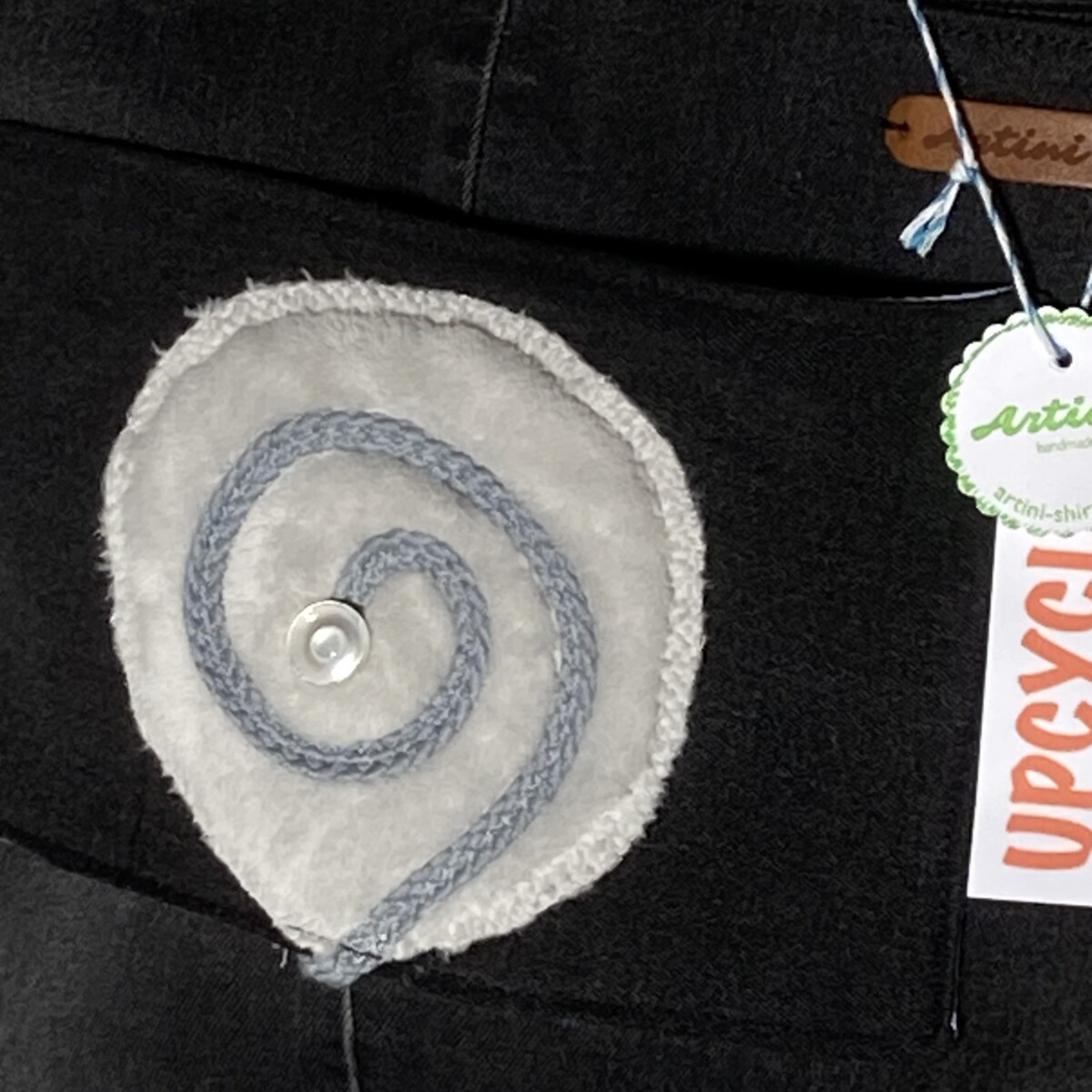 Upcycling Schultertasche Kreisel/ schwarz