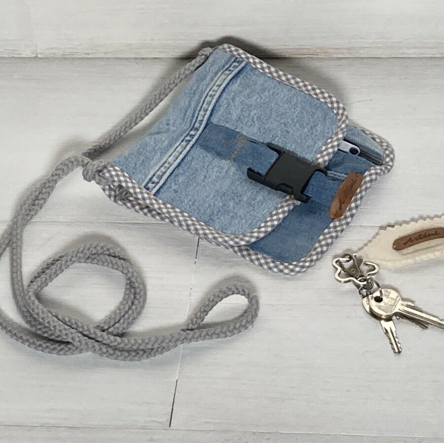 Upcycling Umhängetasche grau/ weiß
