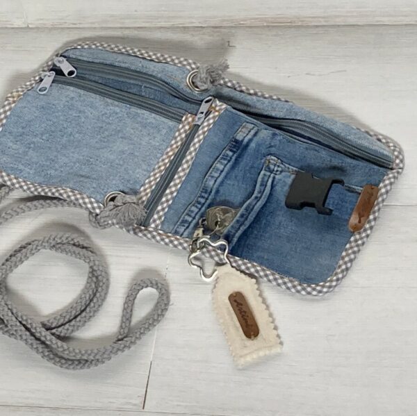 Upcycling Umhängetasche grau/ weiß – Bild 3