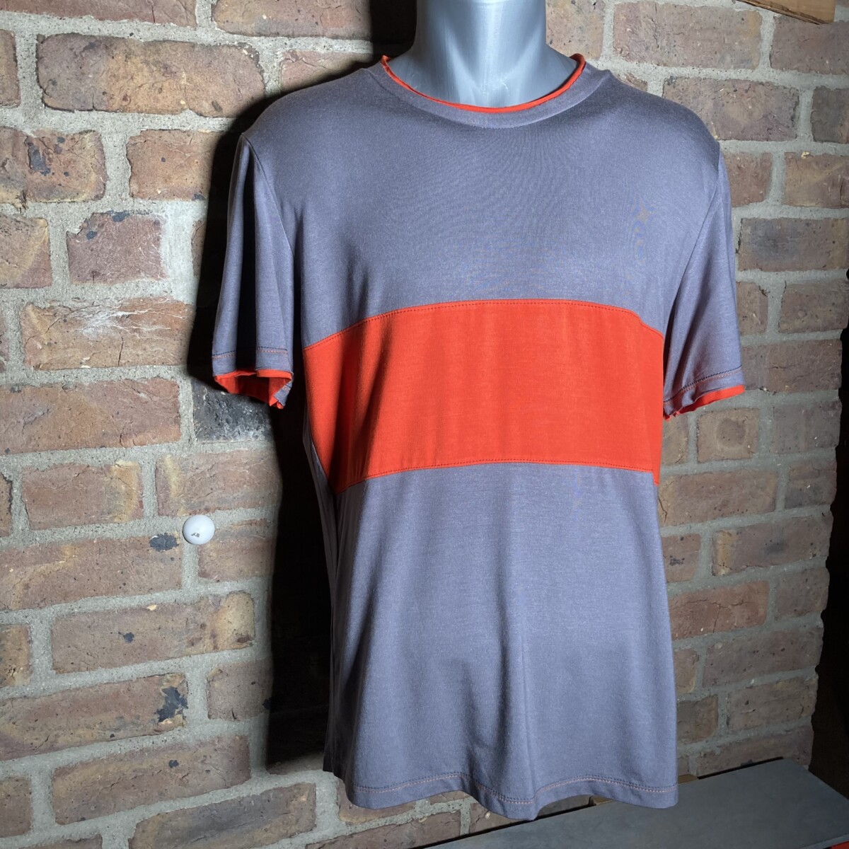 T-Shirt aus Tencel graublau mit orangenem Streifen