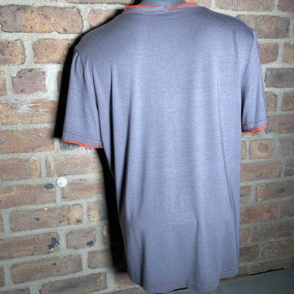 T-Shirt aus Tencel graublau mit orangenem Streifen – Bild 3