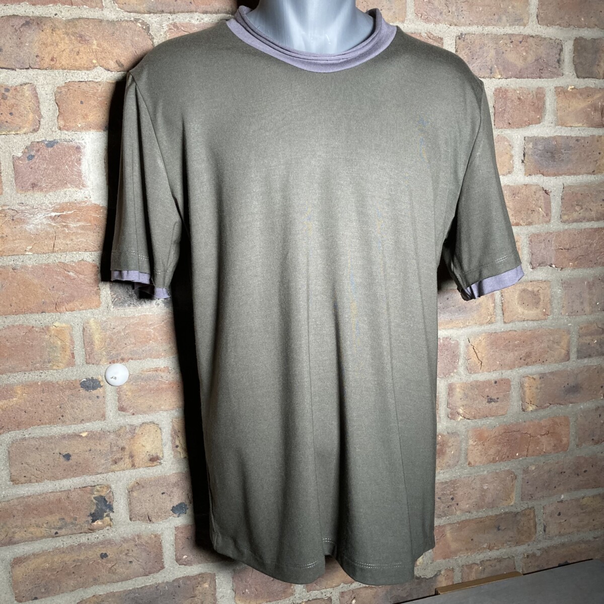 T-Shirt aus Tencel in oliv mit grauen Akzenzen
