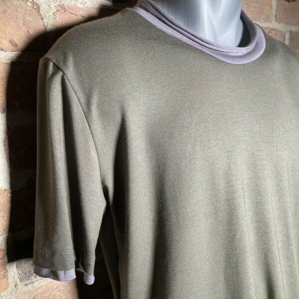 T-Shirt aus Tencel in oliv mit grauen Akzenzen – Bild 2