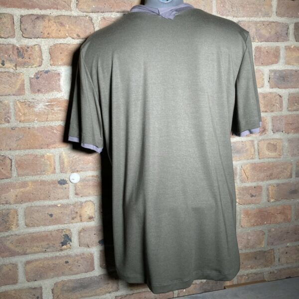 T-Shirt aus Tencel in oliv mit grauen Akzenzen – Bild 3