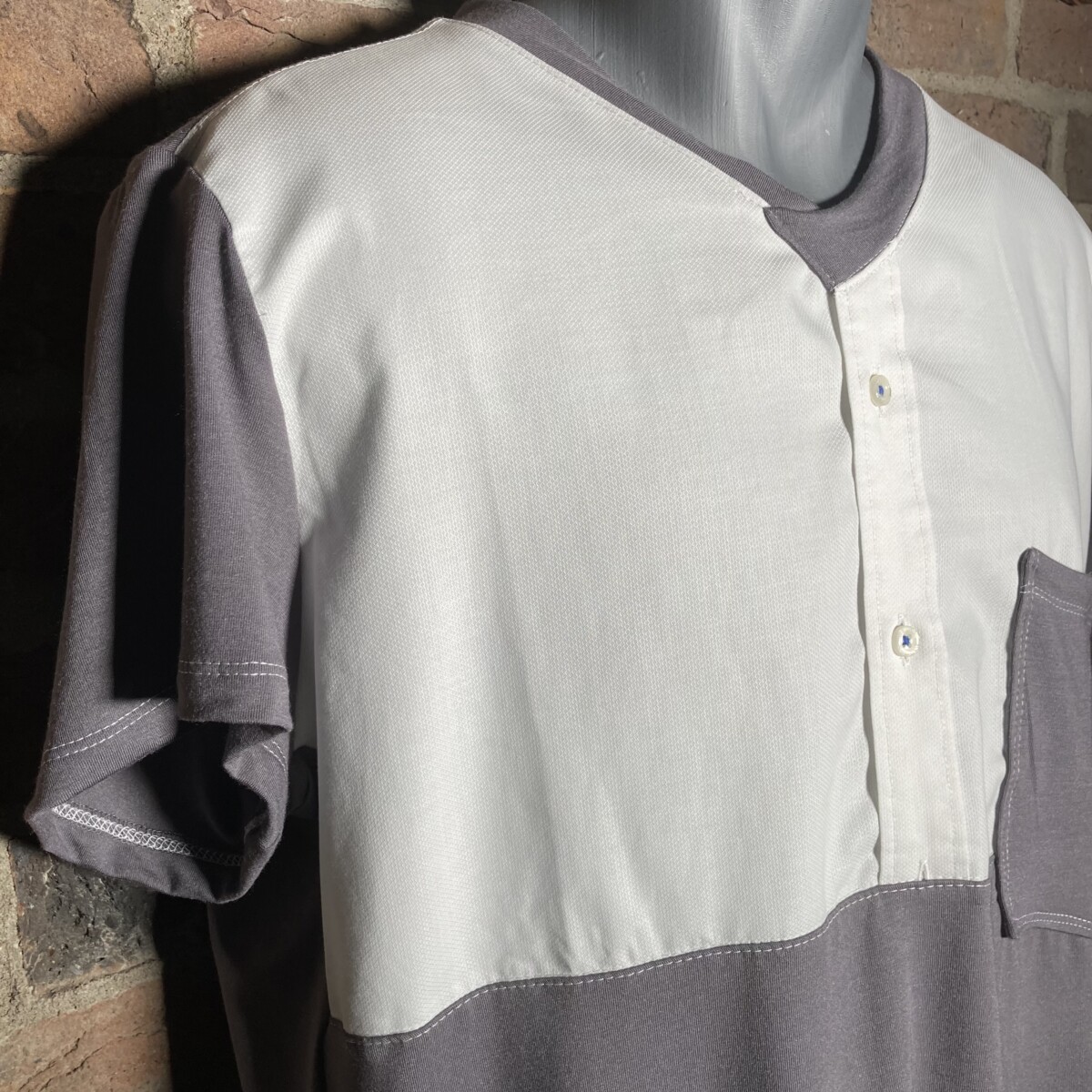 Upcycling T-Shirt aus Tencel und Oberhemd grau/ weiß