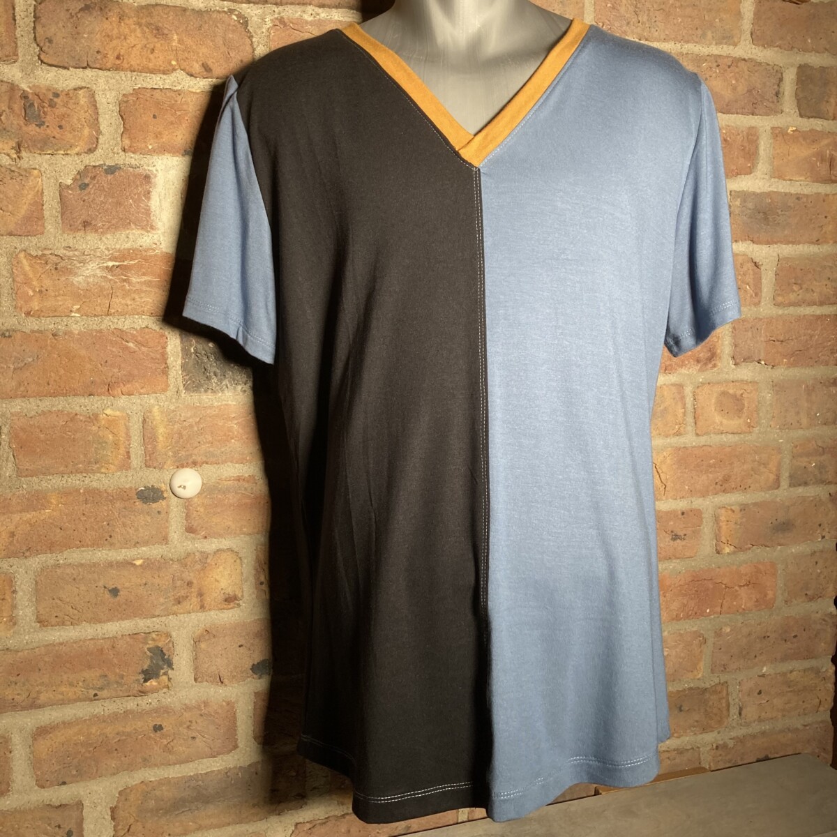 T-Shirt aus Tencel graublau/ schwarz/  curry