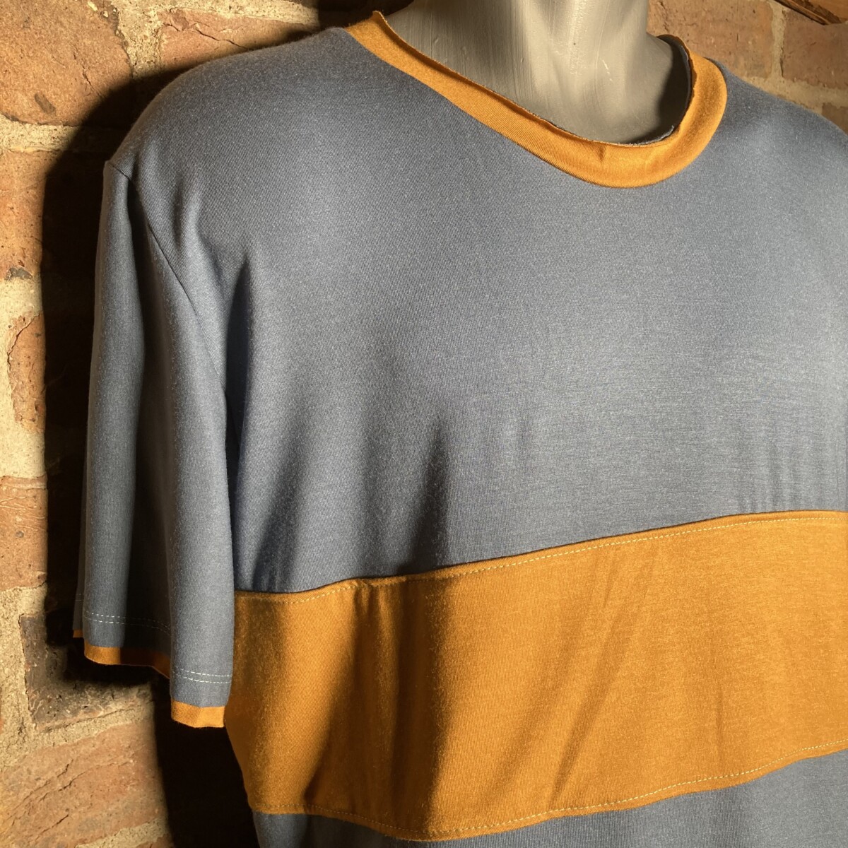 T-Shirt aus Tencel graublau mit gelben Streifen