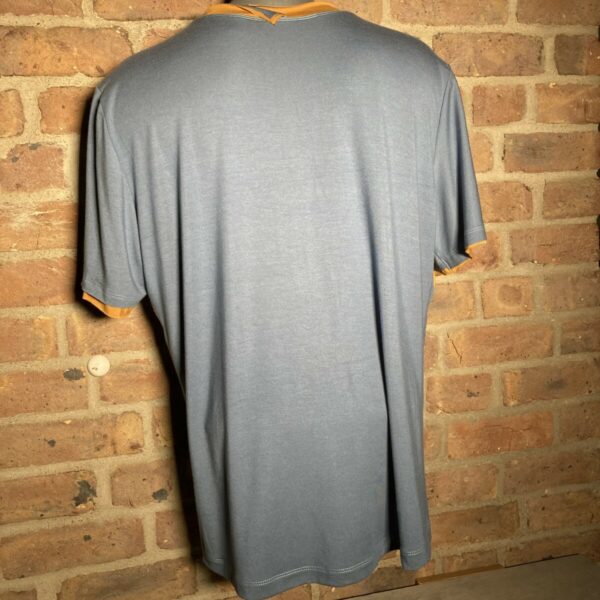 T-Shirt aus Tencel graublau mit gelben Streifen – Bild 3