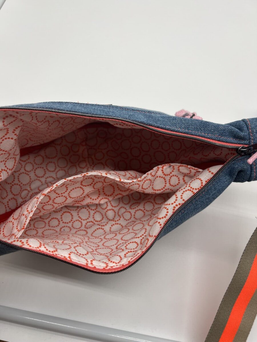 Upcycling Umhängetasche Moonbag Mini Jeans blau/pink – Bild 6