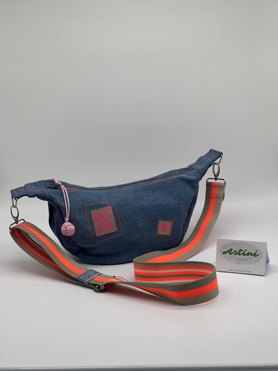 Upcycling Umhängetasche Moonbag Mini Jeans blau/pink – Bild 5