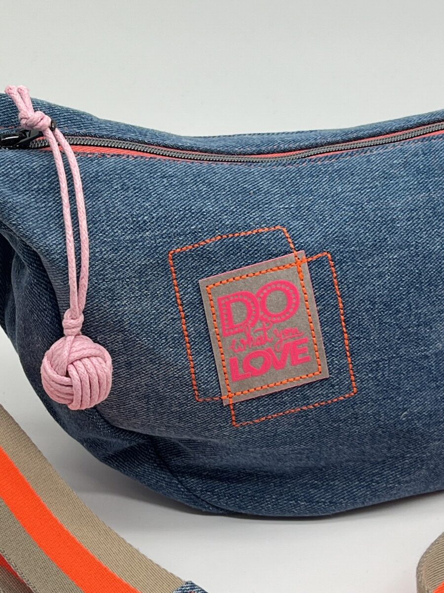 Upcycling Umhängetasche Moonbag Mini Jeans blau/pink