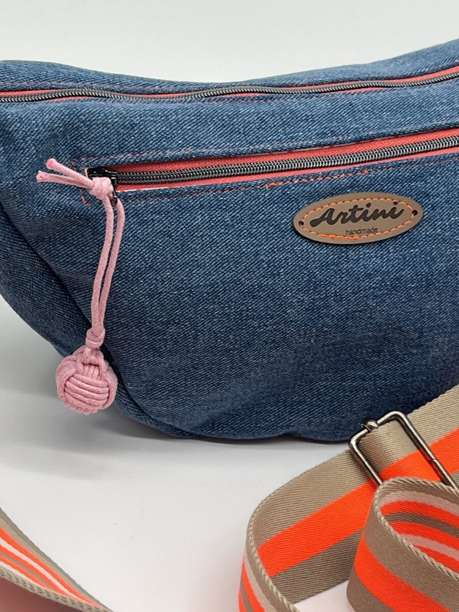 Upcycling Umhängetasche Moonbag Mini Jeans blau/pink – Bild 3