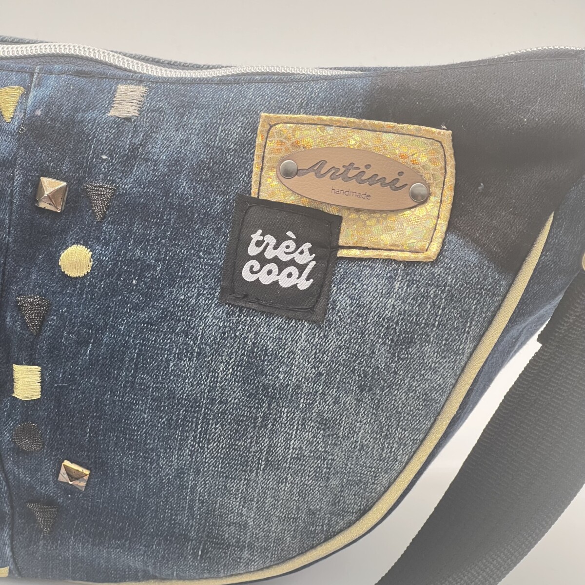 Upcycling Umhängetasche Moonbag M Jeans/ gold – Bild 3