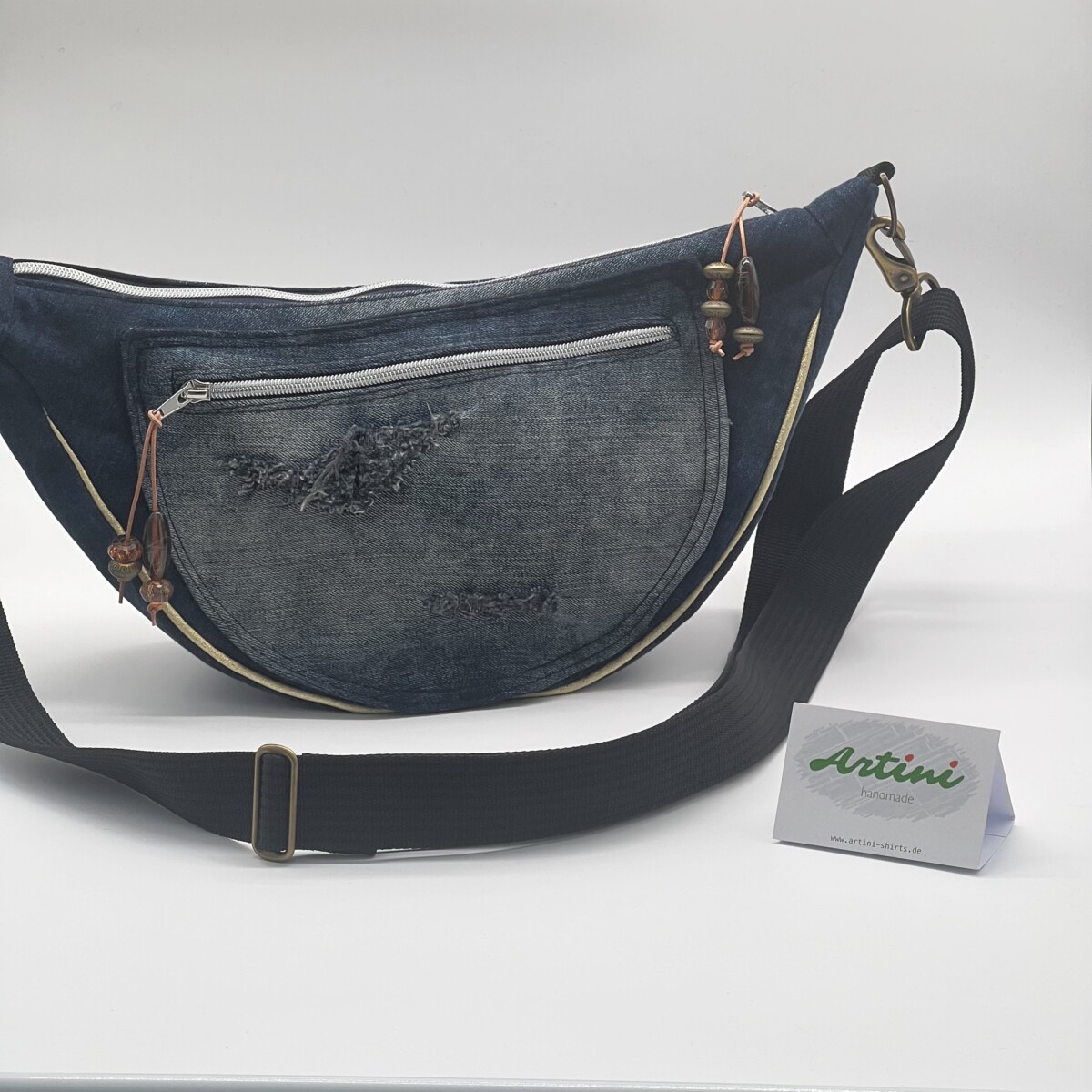 Upcycling Umhängetasche Moonbag M Jeans/ gold – Bild 4