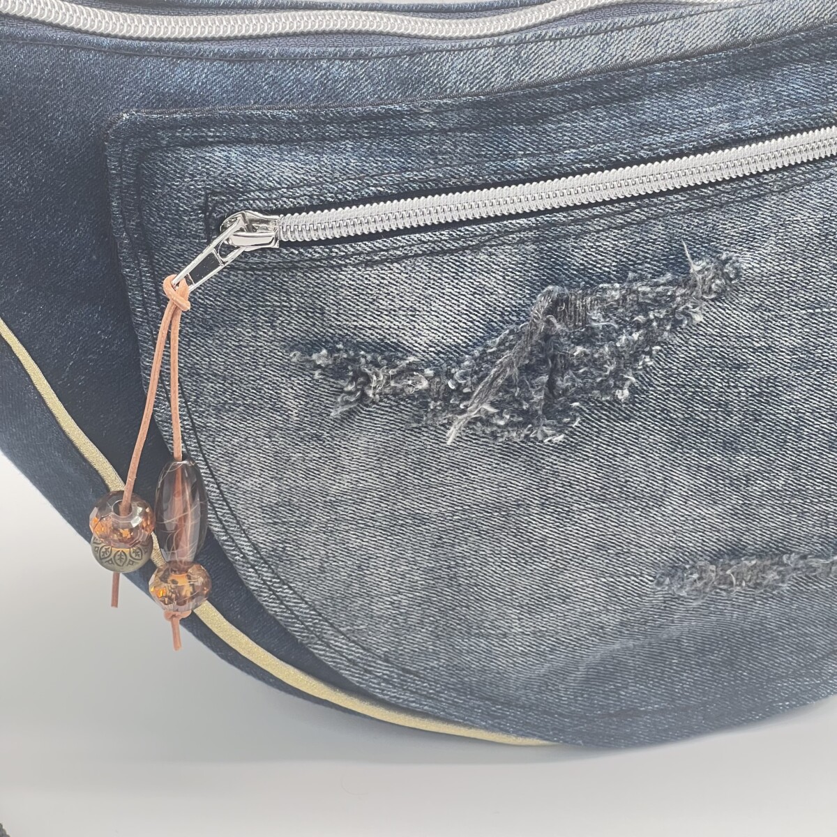 Upcycling Umhängetasche Moonbag M Jeans/ gold – Bild 5