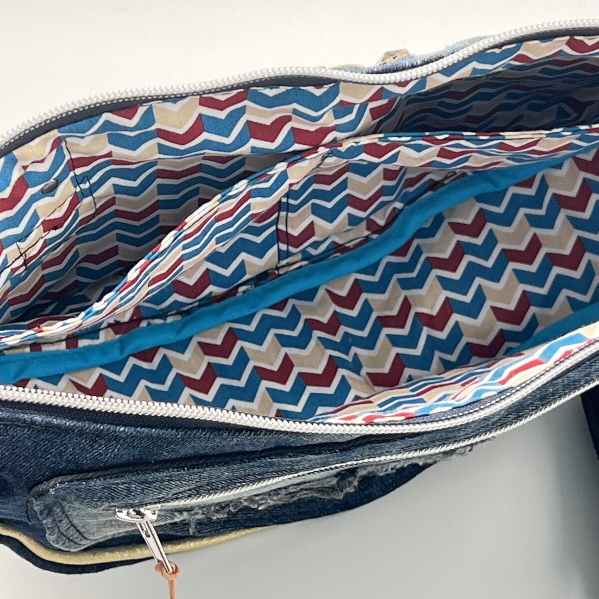 Upcycling Umhängetasche Moonbag M Jeans/ gold – Bild 6