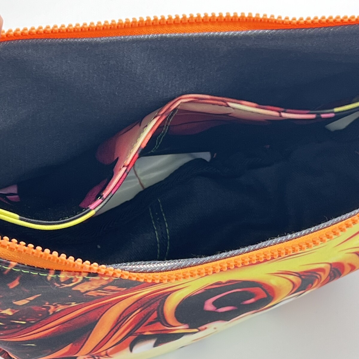 Upcycling Umhängetasche Moonbag M orange/ schwarz – Bild 3