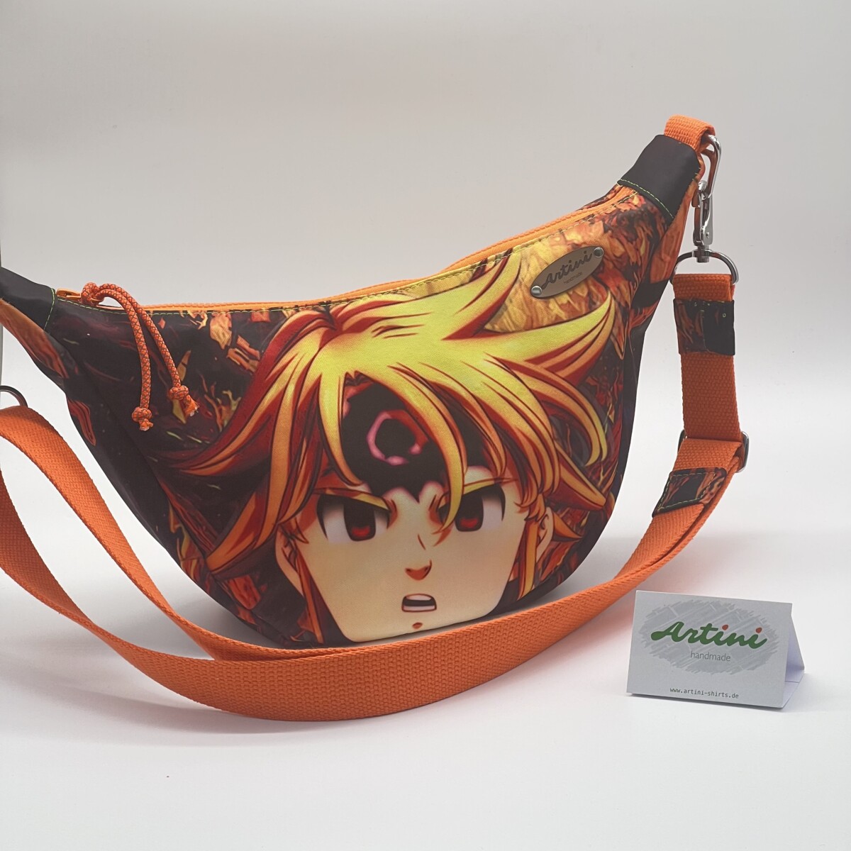 Upcycling Umhängetasche Moonbag M orange/ schwarz