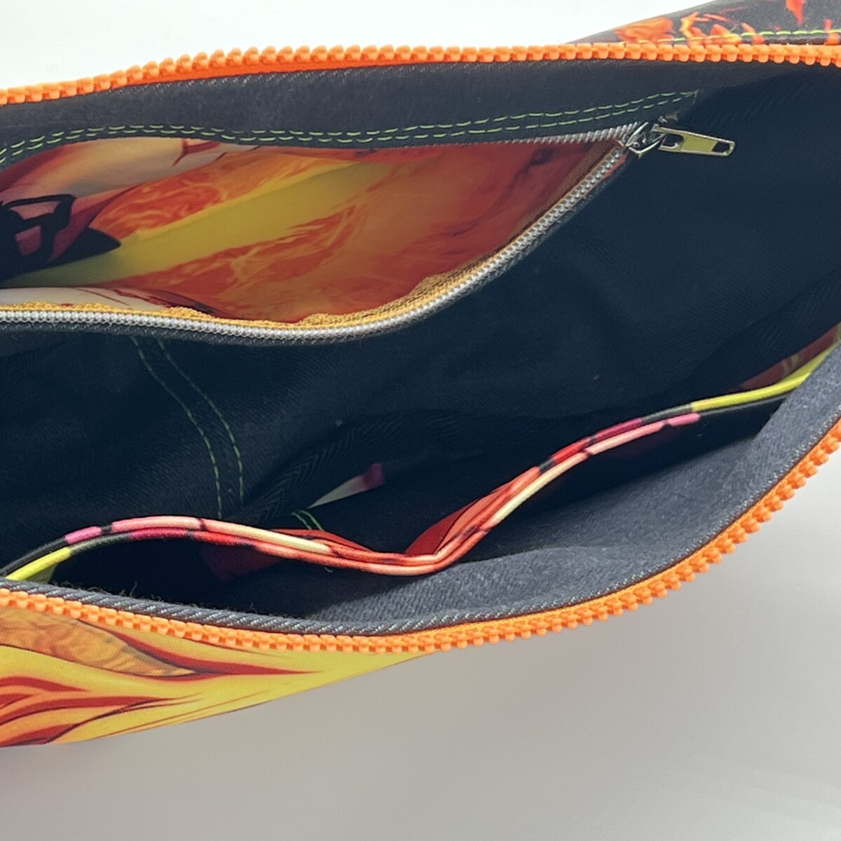 Upcycling Umhängetasche Moonbag M orange/ schwarz – Bild 4
